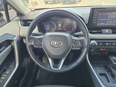 2019 Toyota RAV4 — photo 10 view