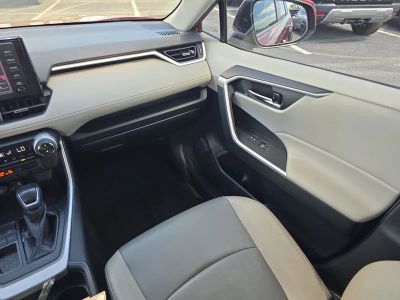 2019 Toyota RAV4 — photo 12 view