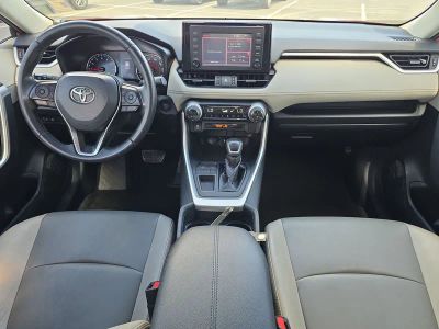 2019 Toyota RAV4 — photo 9 view