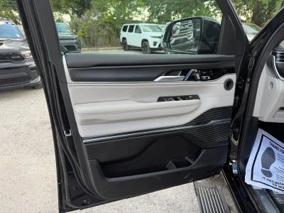 2026 Jeep Grand Wagoneer — photo 14 view