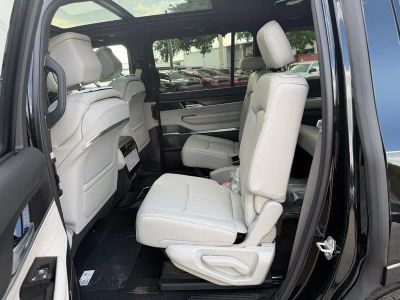 2026 Jeep Grand Wagoneer — photo 32 view