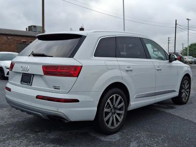 2017 Audi Q7 — interior view