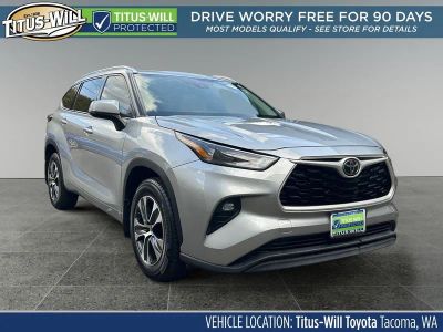 2022 Toyota Highlander XLE in Celestial Silver Metallic — front three-quarter view