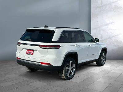2026 Jeep Grand Cherokee — engine compartment view