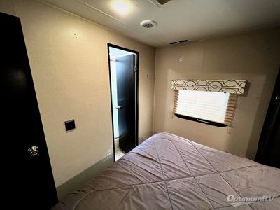 2018 Venture RV SportTrek - Photo 37