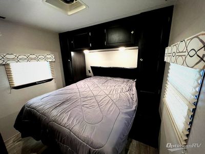 2018 Venture RV SportTrek - Photo 36