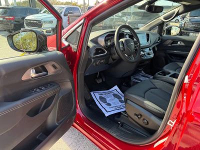 2026 Chrysler Pacifica — photo 15 view