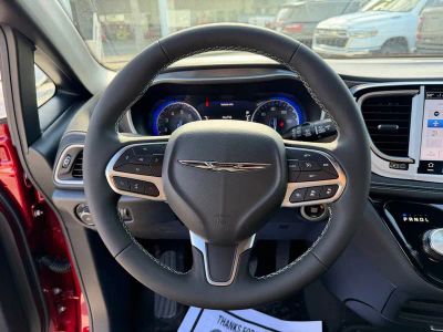 2026 Chrysler Pacifica — photo 17 view