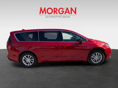 2026 Chrysler Pacifica — photo 7 view