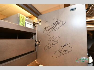2025 Newmar King Aire — photo 12 view