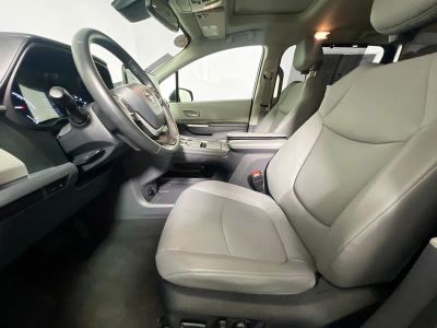2024 Toyota Sienna — photo 12 view