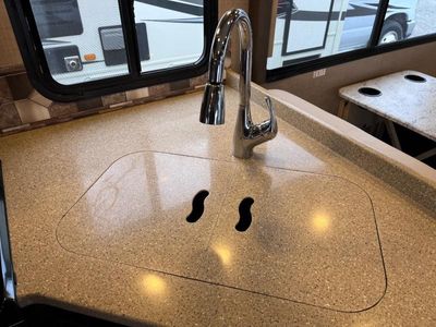 2017 Thor Motor Coach Quantum - Photo 19