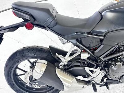 2025 Honda CB300R - Photo 11