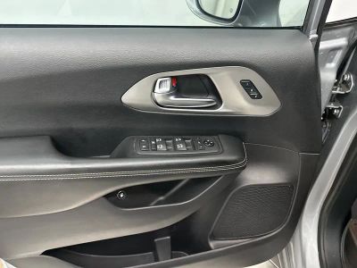 2021 Chrysler Pacifica Hybrid - Photo 12