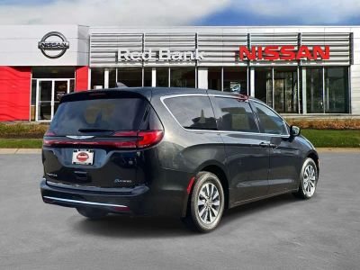 2023 Chrysler Pacifica Hybrid — detail view