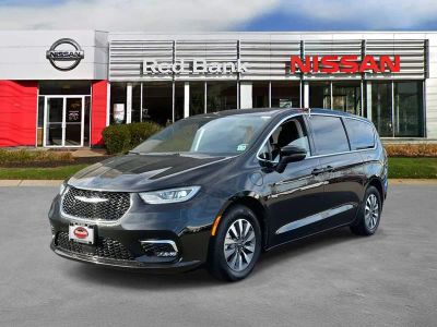 2023 Chrysler Pacifica Hybrid — side profile view
