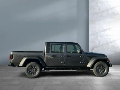 2026 Jeep Gladiator — photo 8 view