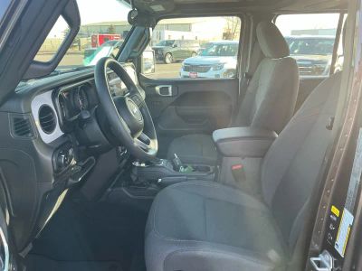 2026 Jeep Gladiator — photo 10 view
