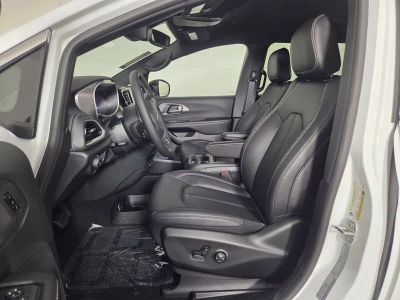 2026 Chrysler Pacifica — photo 10 view