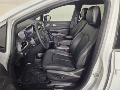 2026 Chrysler Pacifica — photo 9 view
