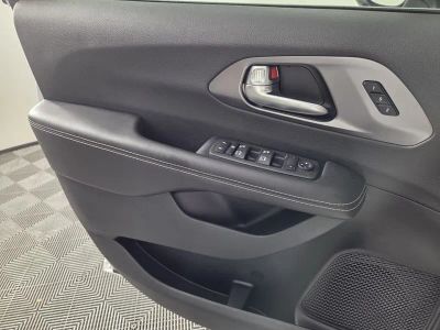 2026 Chrysler Pacifica — photo 17 view