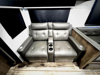 2024 Venture RV SportTrek - Photo 10