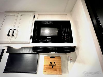 2024 Venture RV SportTrek - Photo 12