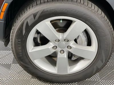 2023 Land Rover Defender — photo 11 view