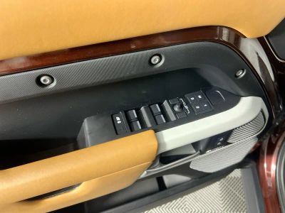 2023 Land Rover Defender — photo 14 view
