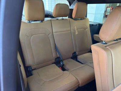 2023 Land Rover Defender — photo 33 view