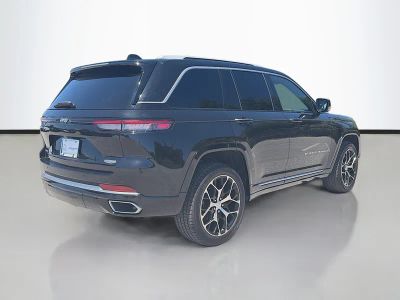 2022 Jeep Grand Cherokee — detail view