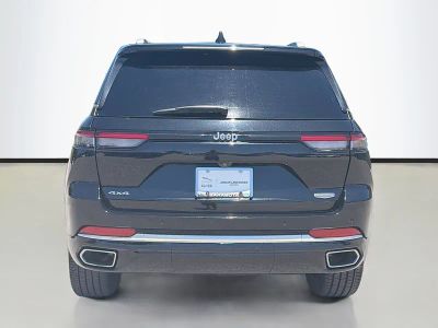 2022 Jeep Grand Cherokee — interior view