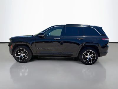 2022 Jeep Grand Cherokee — side profile view