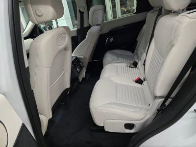 2025 Land Rover Discovery — photo 32 view