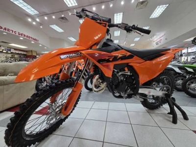 2025 KTM 125 SX — front three-quarter view