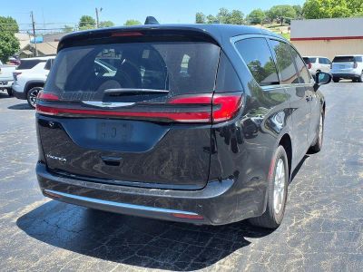 2024 Chrysler Pacifica — side profile view