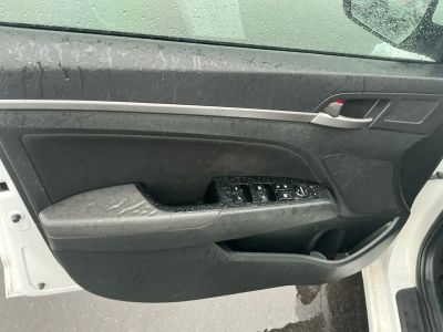 2018 Hyundai Elantra — photo 15 view
