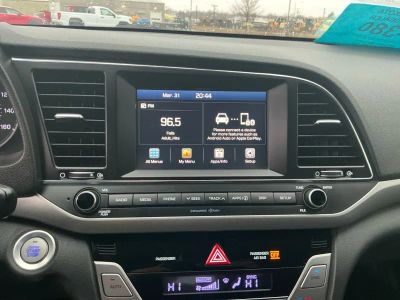 2018 Hyundai Elantra — photo 11 view