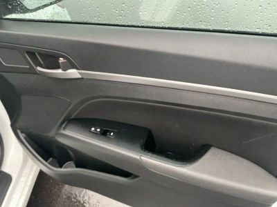2018 Hyundai Elantra — photo 21 view