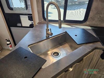 2022 Winnebago Minnie — photo 15 view
