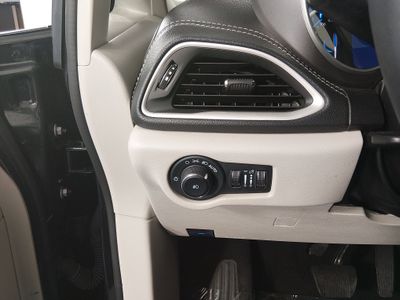 2023 Chrysler Pacifica — photo 13 view