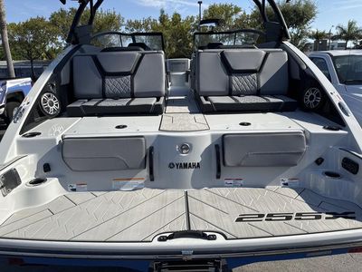 2025 Yamaha Boats 255XD - Photo 8