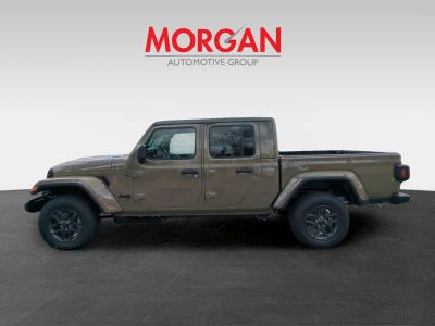 2026 Jeep Gladiator — photo 8 view