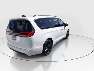 2024 Chrysler Pacifica — photo 7 view