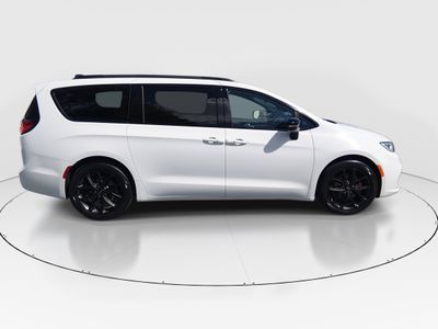 2024 Chrysler Pacifica — photo 8 view