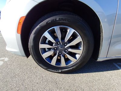 2023 Chrysler Pacifica — photo 10 view