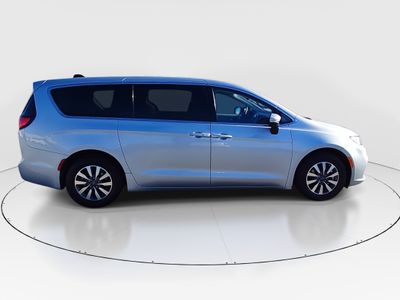 2023 Chrysler Pacifica — photo 8 view