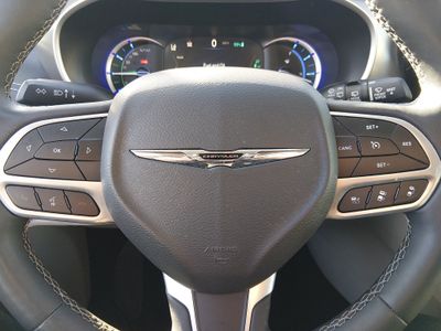2023 Chrysler Pacifica — photo 12 view