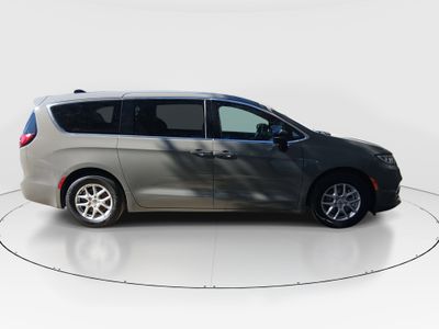 2025 Chrysler Pacifica - Photo 8