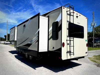 2022 Highland Ridge Mesa Ridge XLT — rear three-quarter view